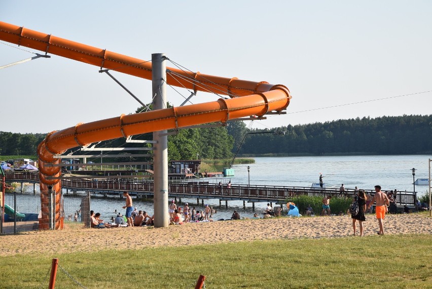 W upalne dni, ochłody szukamy nad wodą. Na plaży nad Jeziorem Margonińskim coraz większy ruch