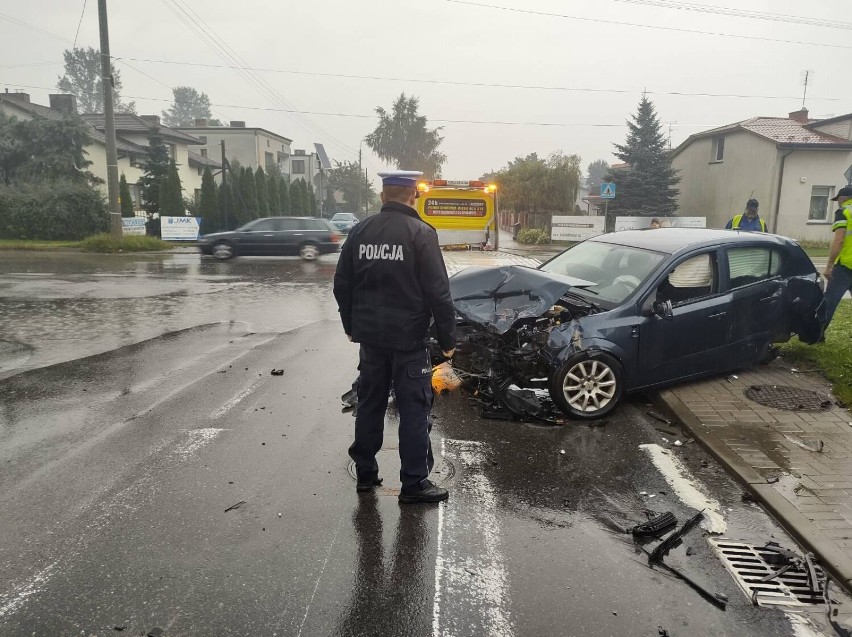 Wypadek na skrzyżowaniu ulic Poprzecznej i Sucharskiego w Radomsku