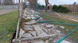 Huraganowy wiatr przewrócił betonowe ogrodzenie w Szkole Podstawowej nr 5 w Żarach