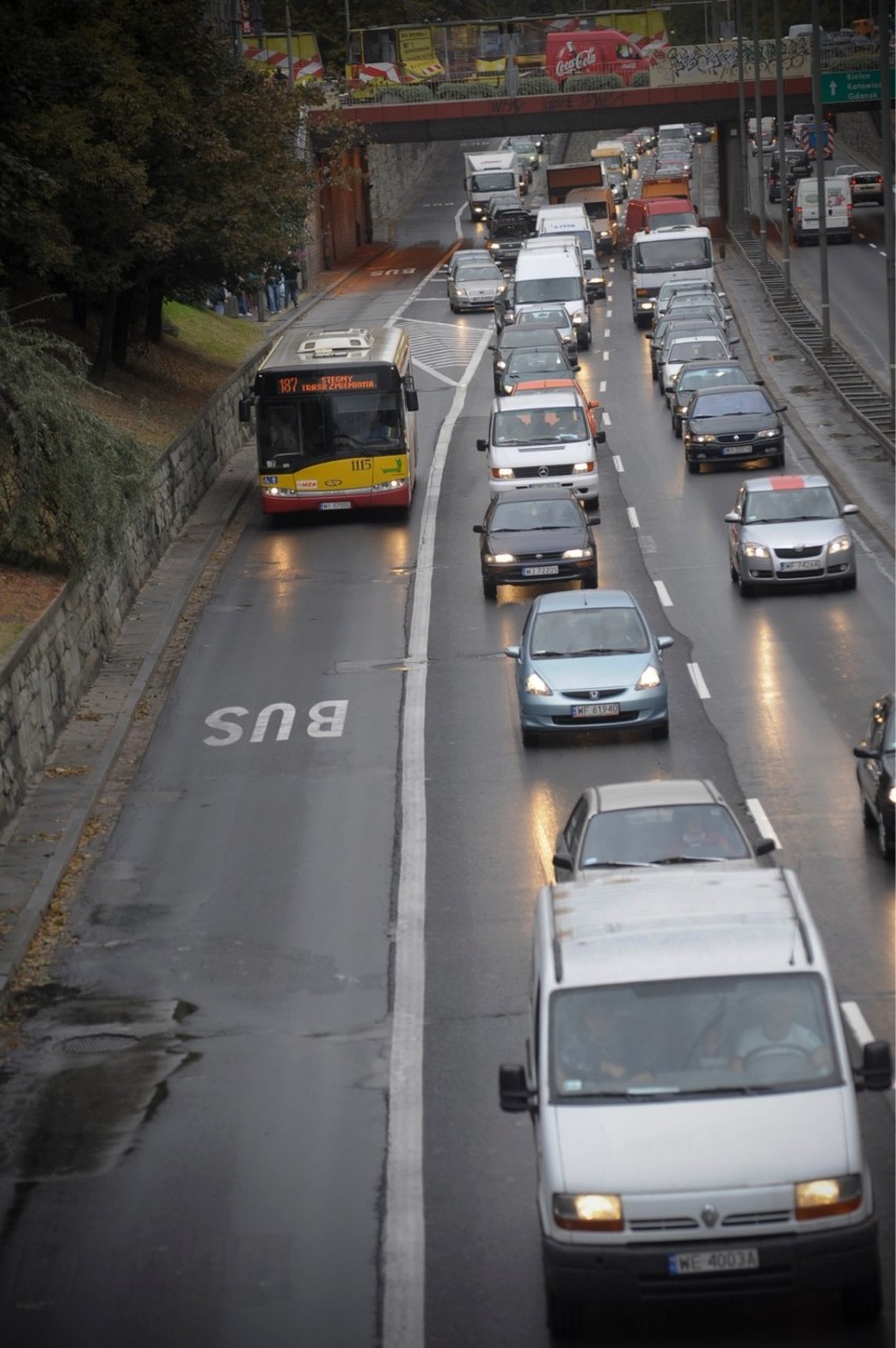 Buspas na Puławskiej zmniejszy smog w Warszawie? Aktywiści...