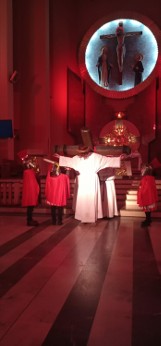 Młodzieżowa Droga krzyżowa w Parafii św. Maksymiliana w Zduńskiej Woli ZDJĘCIA, FILMY