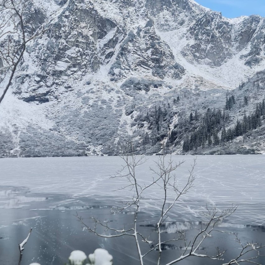 Tatry zimą. Morskie Oko zamarza. TPN wydał ostrzeżenie dla...