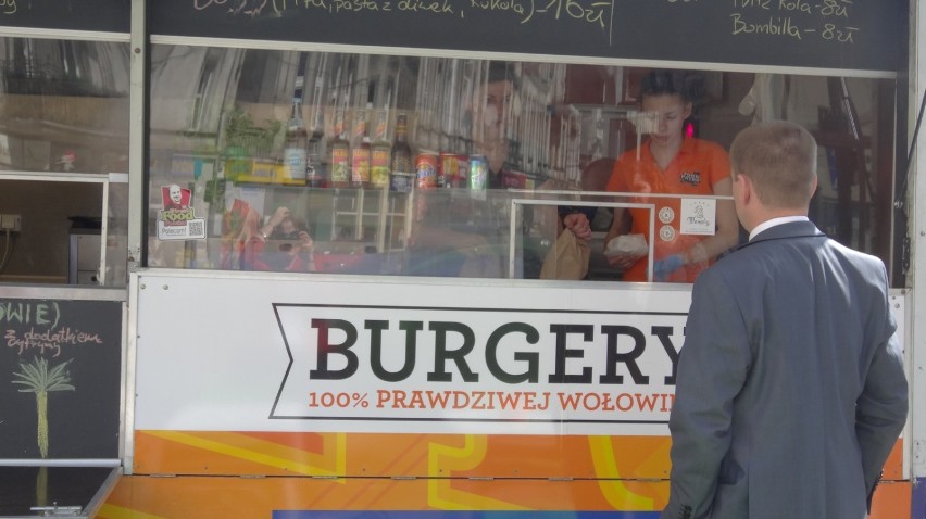 Zlot Food Trucków Pod PKiN: jadłowozy opanują centrum...