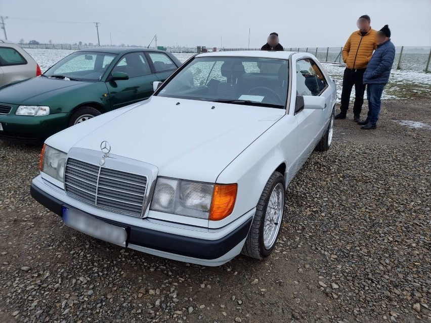 Mercedes, przebieg 245 tys. km, 1992 r., cena 35 tys. zł.