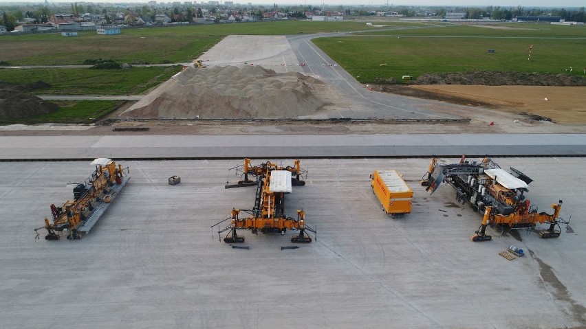 Budują pas startowy radomskiego lotniska, wkrótce rozpoczną się kolejne zadania. Zobacz niezwykłe zdjęcia z lotu ptaka