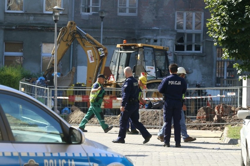 Wrocław. Uwaga, bomba na podwórku w centrum miasta (ZOBACZ ZDJĘCIA)