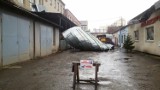 Silny wiatr w Bielsku-Białej zerwał blaszany dach