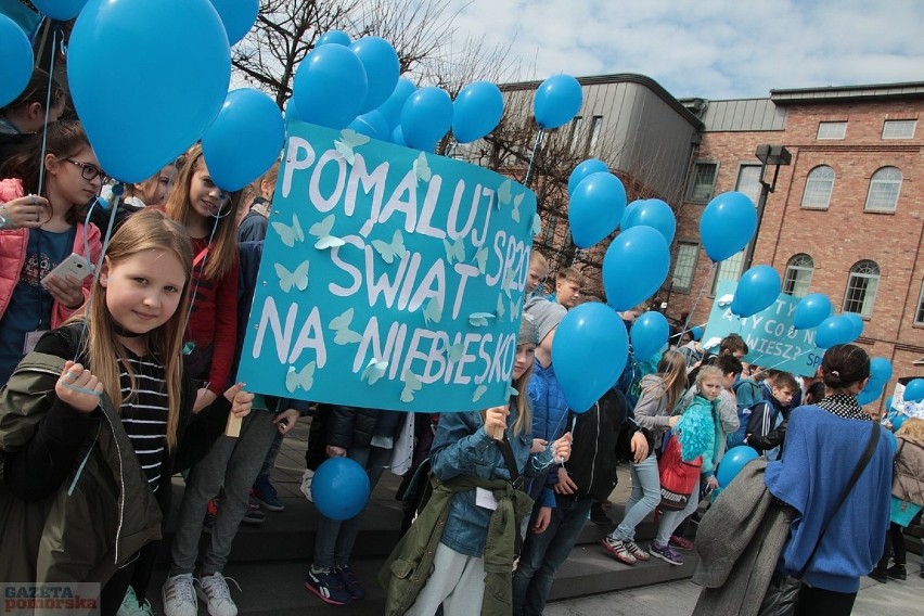 Tysiące niebieskich balonów wypuszczonych przez uczniów SP...