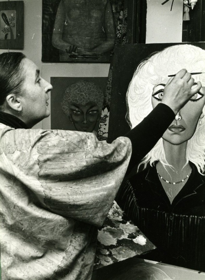 Lucyna Legut w swojej pracowni malarskiej, lata 70.