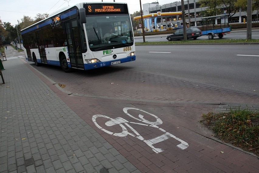Gdynia: Ścieżka rowerowa przebiega przez zatoczkę autobusową. Rowerzystom to się nie podoba