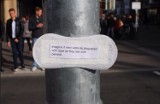 Feministka zostawia podpaski w miejscach publicznych! [GALERIA]
