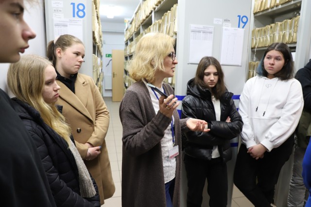 Uczniowie z Hajnówki i Białowieży wzięli udział w spotkaniu inaugurującym projekt "Łączka i inne miejsca poszukiwań". We wtorek wysłuchali prelekcji na temat prac poszukiwawczych i odwiedzili archiwum IPN