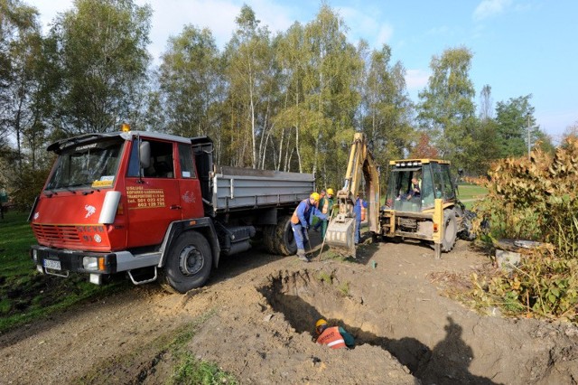 Pracownicy wodociągów wymieniają główny rurociąg na Podłężu