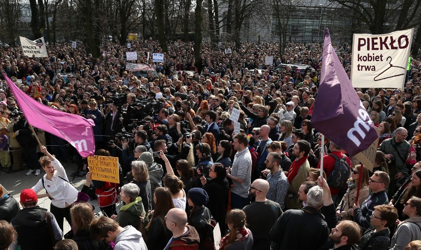 Nie dla torturowania kobiet! Pod Sejmem trwa protest przeciw...