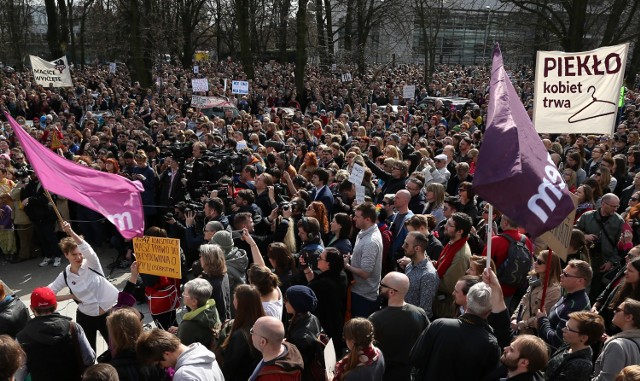 Nie dla torturowania kobiet! Pod Sejmem trwa protest przeciw zakazowi aborcji [ZDJĘCIA]