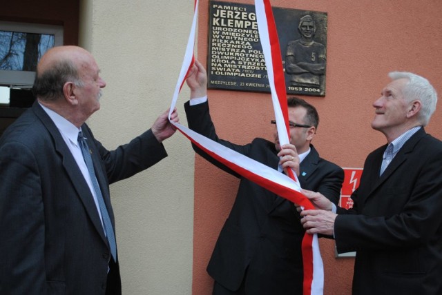 Uroczyste nadanie imienia Jerzego Klempela sali sportowej SP w Międzylesiu i odsłonięcie tablicy pamiątkowej na ścianie głównej obiektu