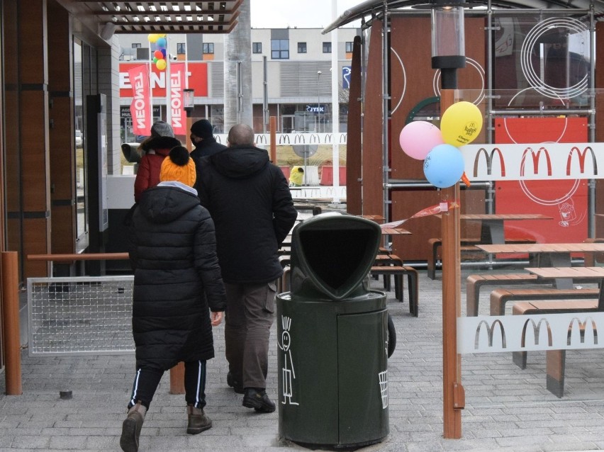 Nowy McDonald’s w Kielcach. Jak inne, działa włącznie na wynos. Jakie było zainteresowanie jego ofertą w niedzielę, 14 marca? (ZDJĘCIA)