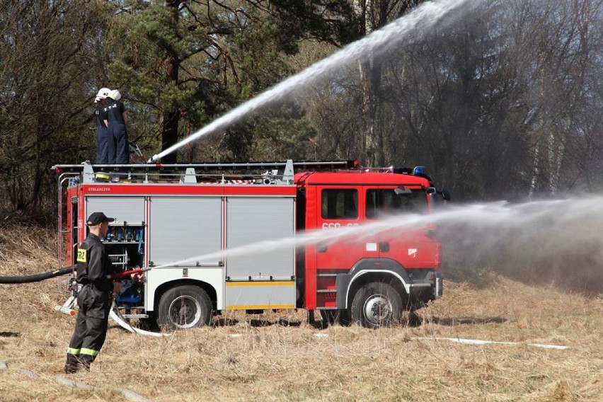 Ćwiczenia Ochotniczych Straży Pożarnych nad Gwdą