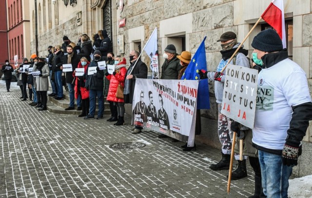 Protest pod Sądem Okręgowym w Bydgoszczy  w sprawie szykanowanych przez rządzących