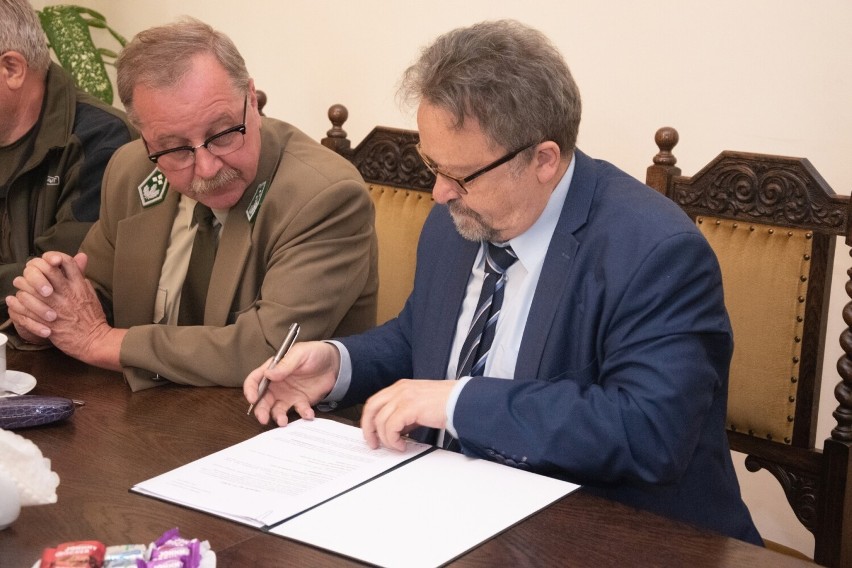 Powiat lęborski podpisał umowy z Nadleśnictwem Cewice o współfinansowaniu budowy dróg