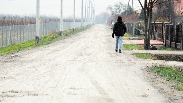 Ulica Miła to obecnie droga gruntowa, wrażliwa na deszcz