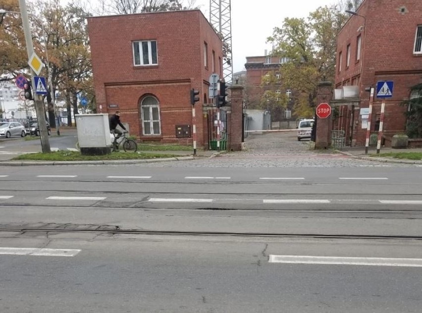Uszkodzone torowisko tramwajowe na Trzebnickiej we...