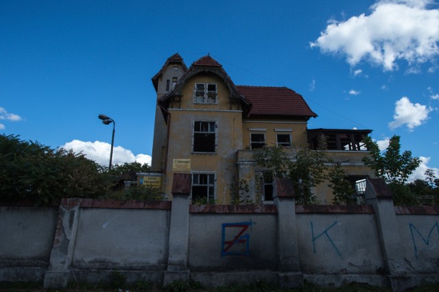 To kolejny przykład budynku, który po renowacji mógłby wyglądać pięknie. Niestety, na razie grozi zawaleniem.