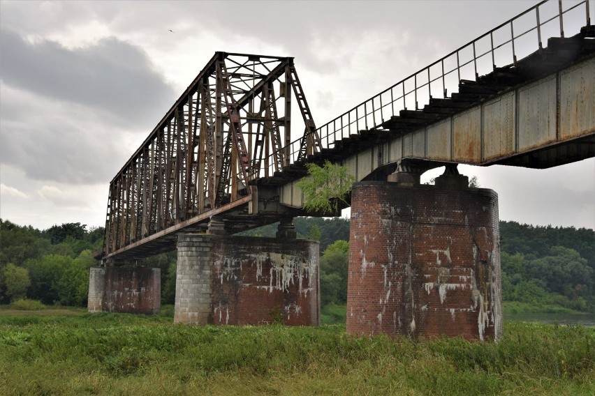 Imponujący zabytkowy most kolejowy dawnej linii wronieckiej...