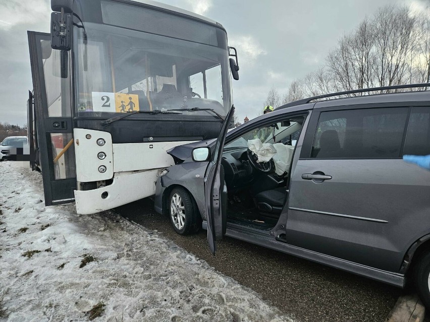 Wypadek z udziałem autobusu szkolnego w Pszczółkach....