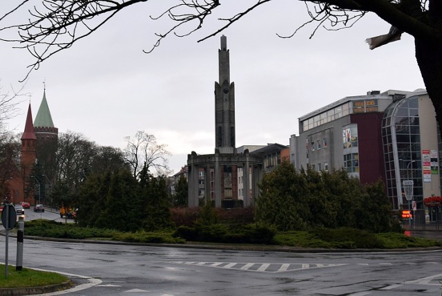 Od środy pomnik w centrum Stargardu szpeci gołym kikutem.