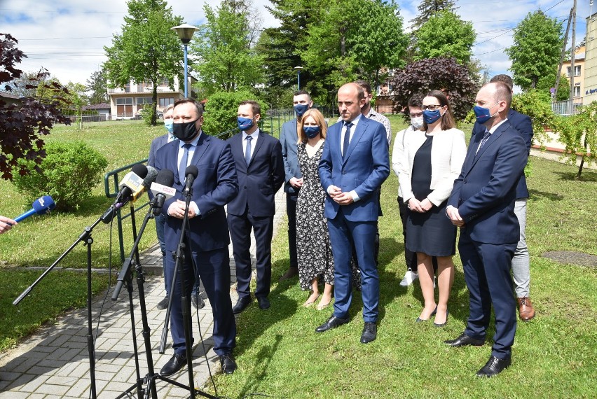 Pierwotnie konferencja miała odbyć sie na miejscowym rynku,...