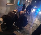 Atak nożem przy galerii handlowej Starówka. Dwóch mężczyzn zabrano do szpitala 
