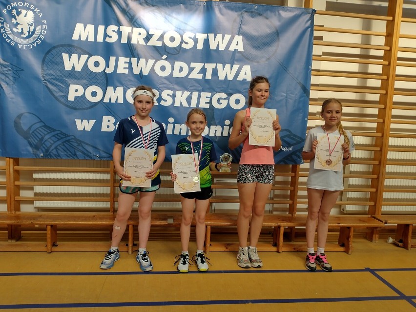Rekordowa ilość medali dla bytowskich badmintonistów. Królowali na boiskach w Chmielnie. Są najlepsi