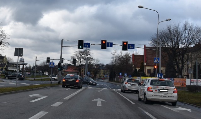 Wyłączona sygnalizacja świetlna, zwężenia jezdni, wykopy - na takie utrudnienia napotykali kierowcy i piesi, na ulicach Tarnowa podszas wdrażania ITS w Tarnowie