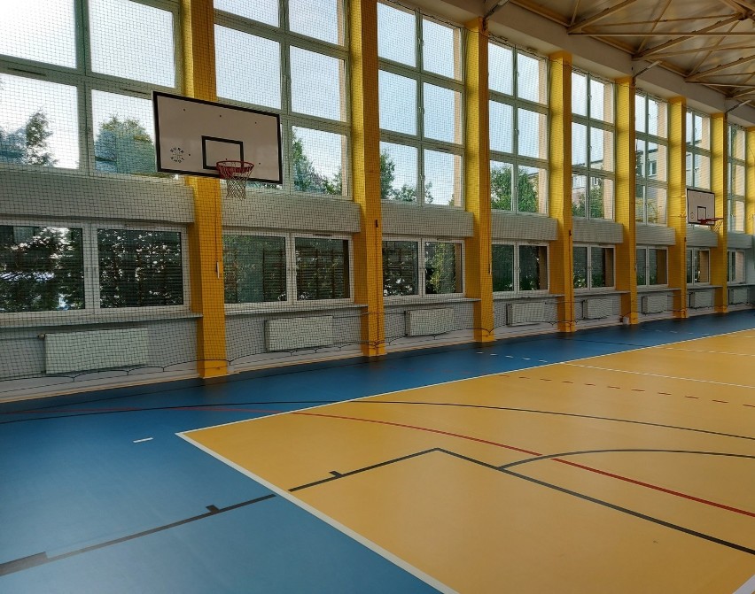 Sala gimnastyczna w Zespole Szkół Ponadpodstawowych w Brzezinach jak nowa