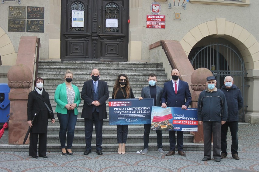 Posłowie PiS-u w Krotoszynie: „Te pieniądze są nam potrzebne, żeby wyjść z kryzysu" [ZDJĘCIA + FILM]