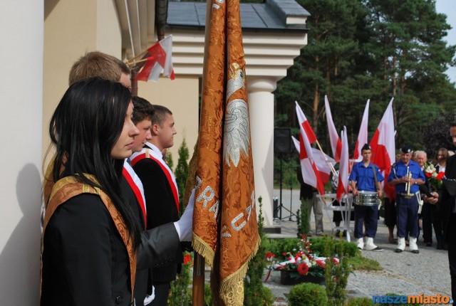 Pomnik Matki Sybiraczki w Lesznie znajduje się przy kościele świętego Kazimierza (Al. Konstytucji 3 Maja). Został odsłonięty i poświęcony dnia 23 kwietnia 2013 r. To przy nim odbyły się uroczystości upamiętniające Dzień Zesłańców Sybiru.