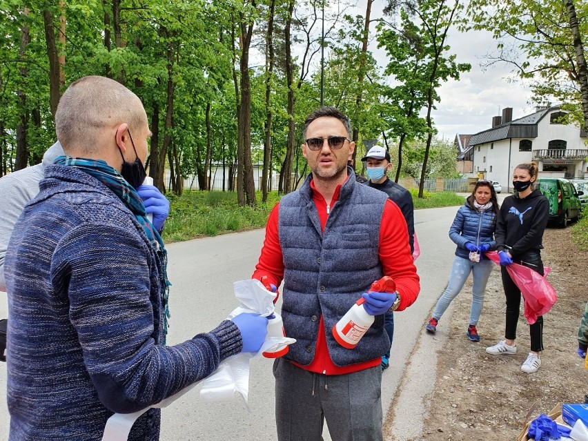 Wielkie sprzątanie Parku Baranowskiego w Kielcach z inicjatywy radnego Macieja Burszteina. Wśród 100 osób Rafał Maserak i Tomasz Barański 