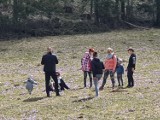 Tatry. Rodzina wylegiwała się w krokusach w Dolinie Kościeliskiej. TPN: tych kwiatów nie wolno niszczyć 16.05.2021