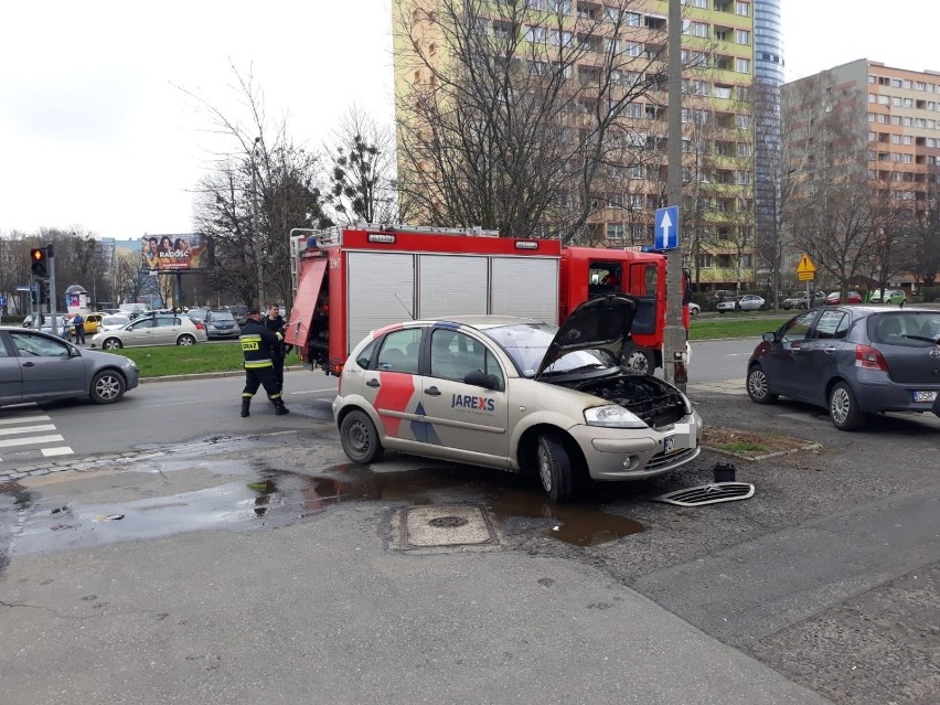 Na rondzie we Wrocławiu zapalił się samochód. Interweniowała straż pożarna (ZOBACZ ZDJĘCIA)