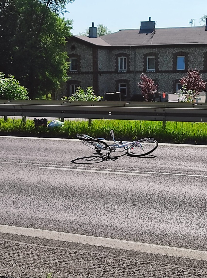 Wypadek rowerzystki we Wrzosowej. Potrącona kobieta jest w ciężkim stanie. Okoliczności zdarzenia wyjaśnia policja