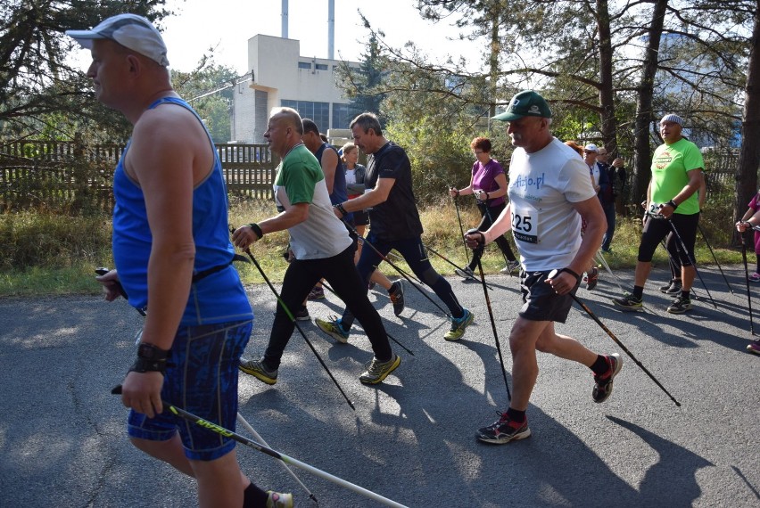 Ponad 150 biegaczy i „kijkarzy” rywalizowało w Mirosławiu w IX Biegu im. Ujskich Powstańców Wielkopolskich. Zobaczcie zdjęcia