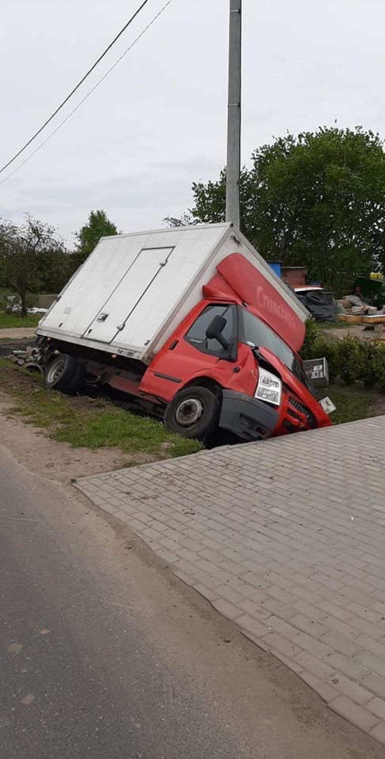 Wypadek gmina Cedry Wielkie. W wyniku zderzenia auto dostawcze wpadło do rowu i uszkodziło skrzynkę elektryczną |ZDJĘCIA