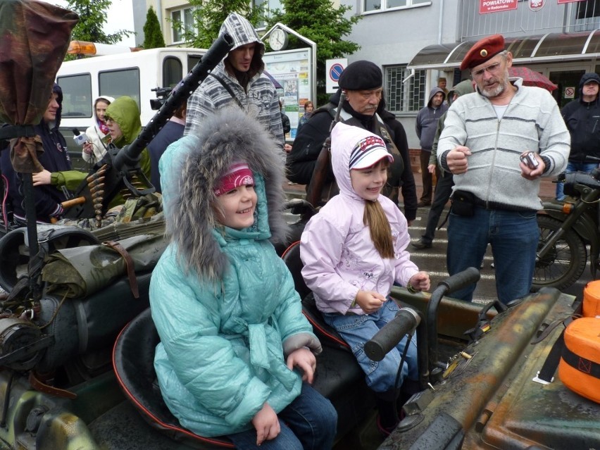 Zlot Pojazdów Militarnych Wapienniki 2012: Parada i pokaz w Radomsku [ZDJĘCIA+FILM]