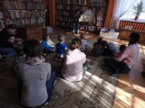Pruszcz Gdański: Zajęcia biblioterapeutyczne przedszkolaków z "Lawendowego Króla" w bibliotece