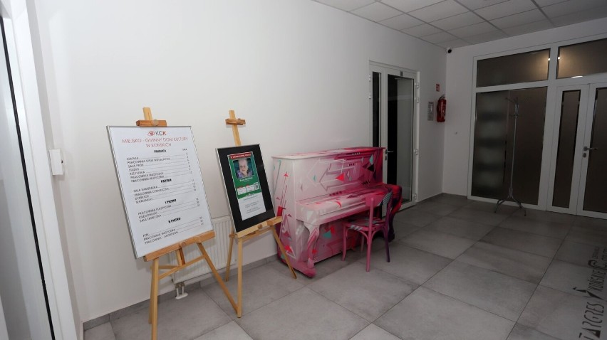 W nowej siedzibie Domu Kultury w Końskich gości wita różowe...