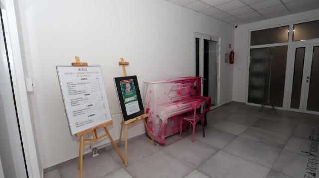 W nowej siedzibie Domu Kultury w Końskich gości wita różowe pianino.