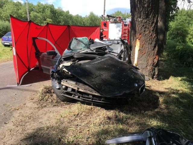 Do wypadku doszło 22 maja. Mężczyzna jadący bmw ul. Nad Groblą w Chełmnie w stronę drogi krajowej nr 91, wychodząc z zakrętu, na prostym odcinku uderzył bokiem pojazdu w drzewo. 

45-latek poniósł śmierć na miejscu. Jechał sam. Jak mówią strażacy - wracał z pracy z „Adriany”.