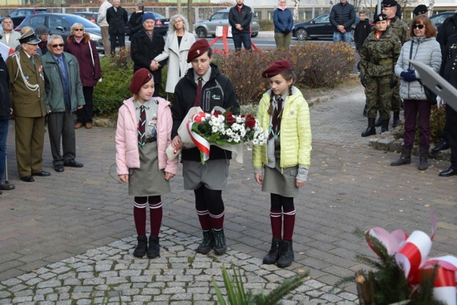 11 listopada w Lubinie. Złożyli wieńce pod pomnikiem marszałka Piłsudskiego