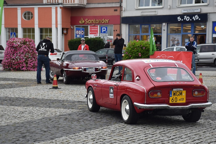 Gratka dla fanów motoryzacji! 48. Poznański Międzynarodowy Rajd Pojazdów Zabytkowych [ZDJĘCIA]